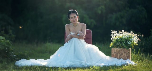 4 choses à considérer avant de faire des emplettes pour la robe de mariée droite
