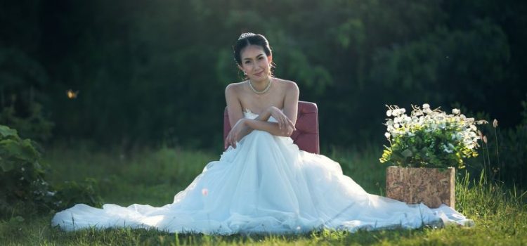 4 choses à considérer avant de faire des emplettes pour la robe de mariée droite