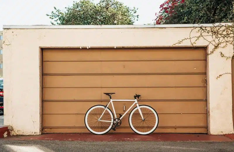 un vélo devant une porte de garage